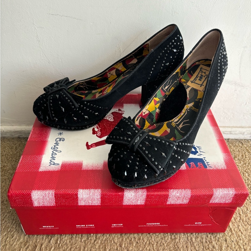 COPY - Pin Up Style Black Velvet Pumps